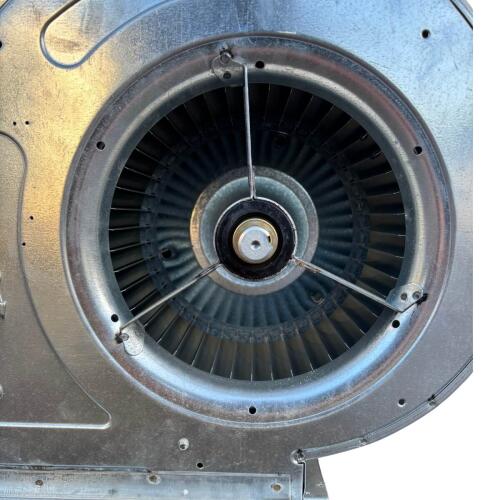 Närbild på en Nicotra AT 12-12 S med fläns. Vit bakgrund. 