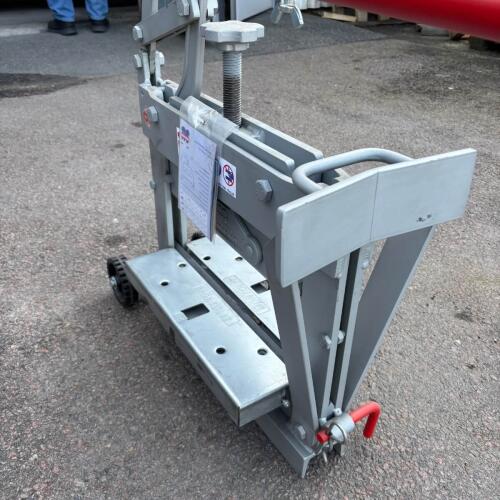 Mekanisk plattklippare från Montolit (Art 4). Sedd snett ifrån höger. 