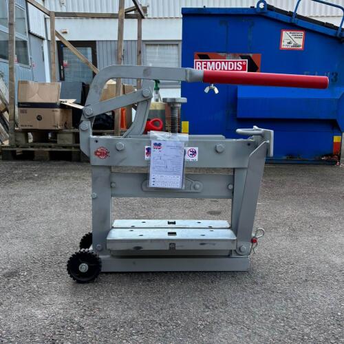 Mekanisk plattklippare från Montolit (Art 4) sedd från höger. Blå container i bakgrunden. 